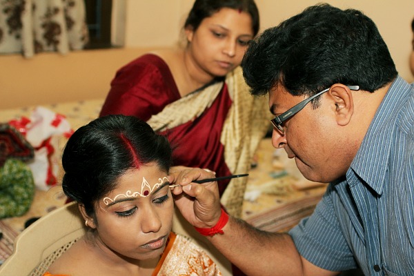 Indian wedding beautification The ceremony happened to the bride 39s home so